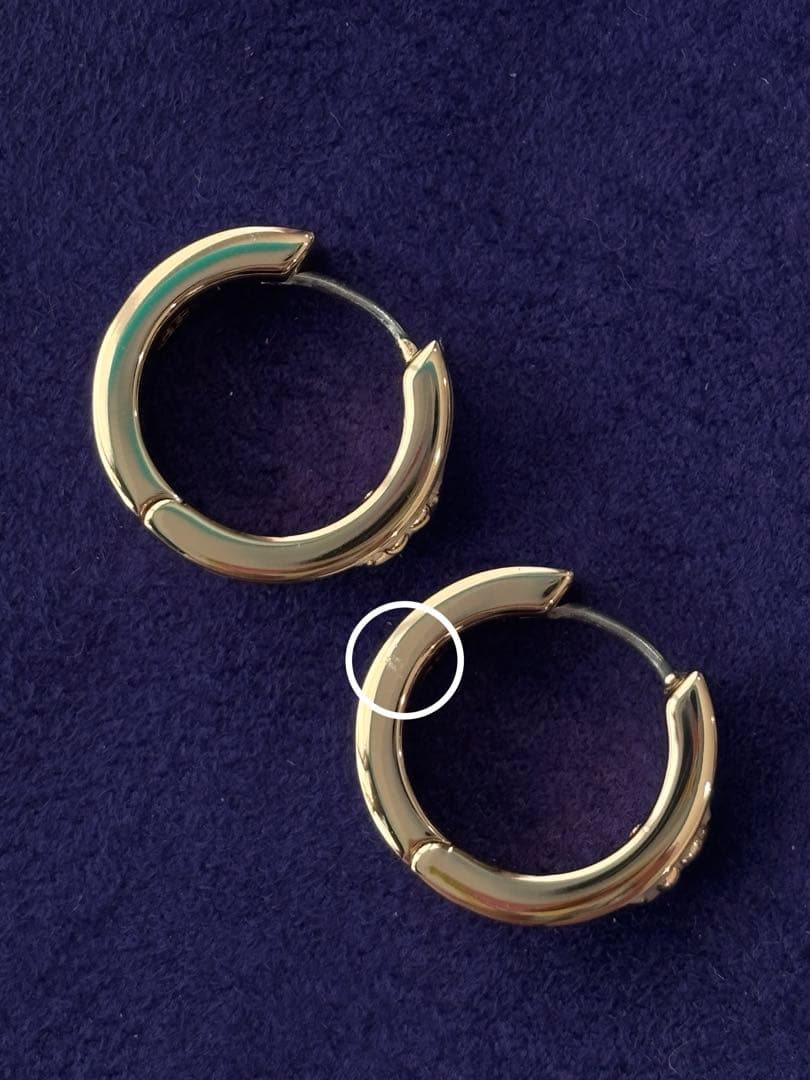 トリーバーチ　フープピアス　ホワイト　ゴールド　Tモノグラム