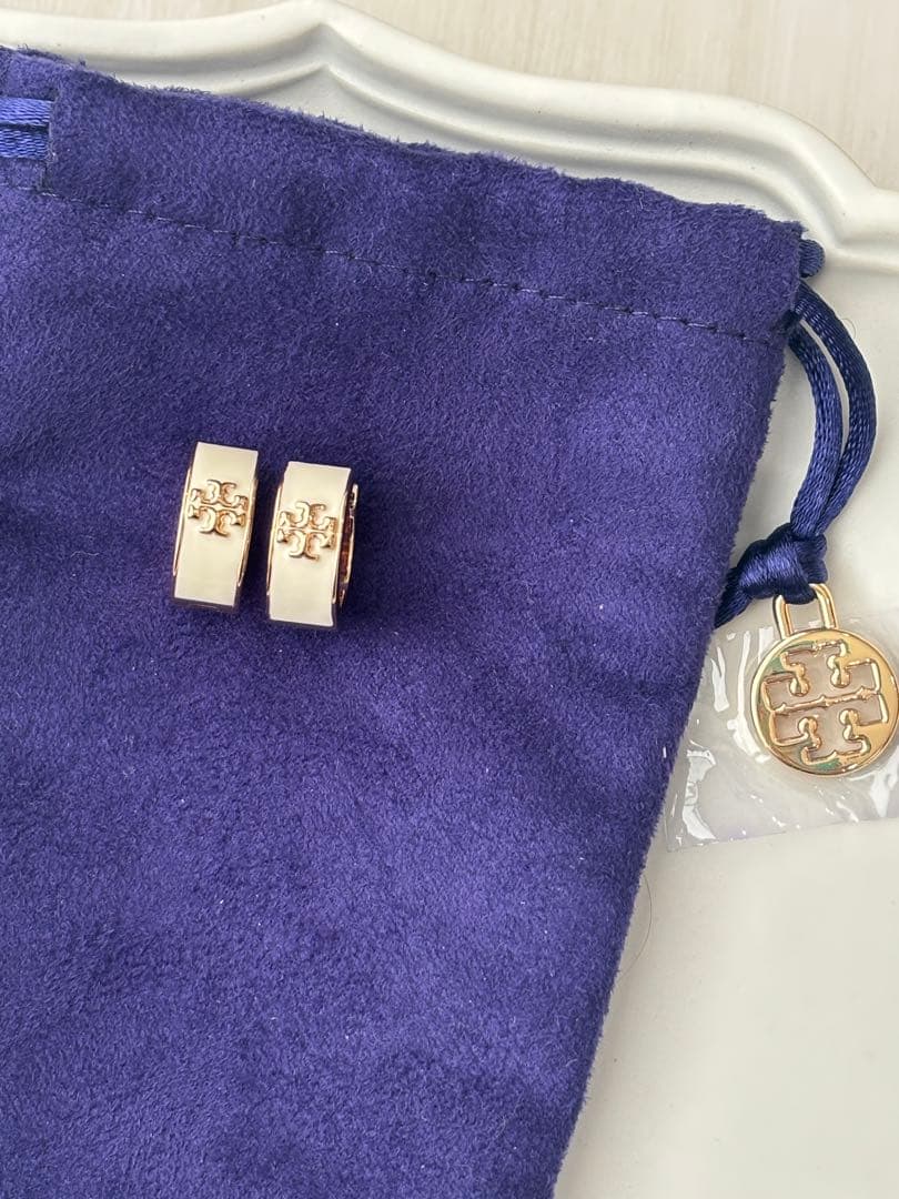 トリーバーチ　フープピアス　ホワイト　ゴールド　Tモノグラム