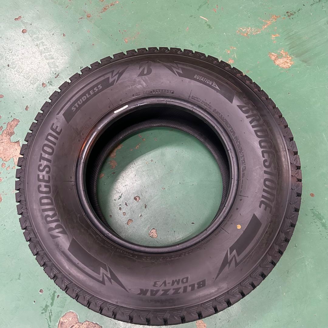 中古スタッドレス265/70R16ブリザック新品同様4本セット　ハイラックス等に