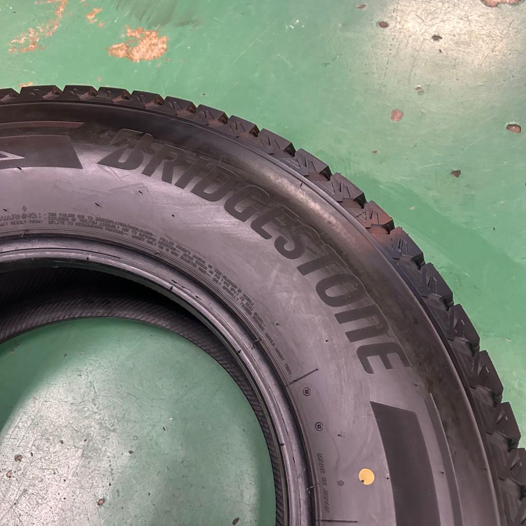 中古スタッドレス265/70R16ブリザック新品同様4本セット　ハイラックス等に