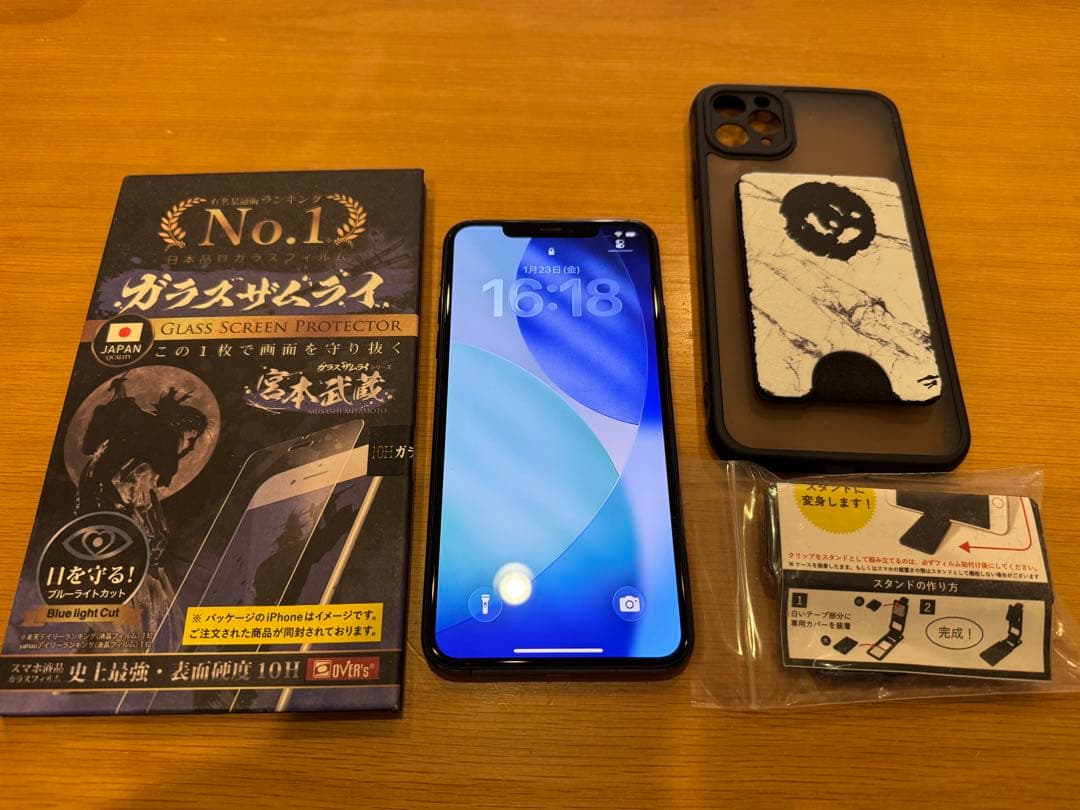 iPhone 11 Pro Max 256GB + 新品ガラススクリーン付き