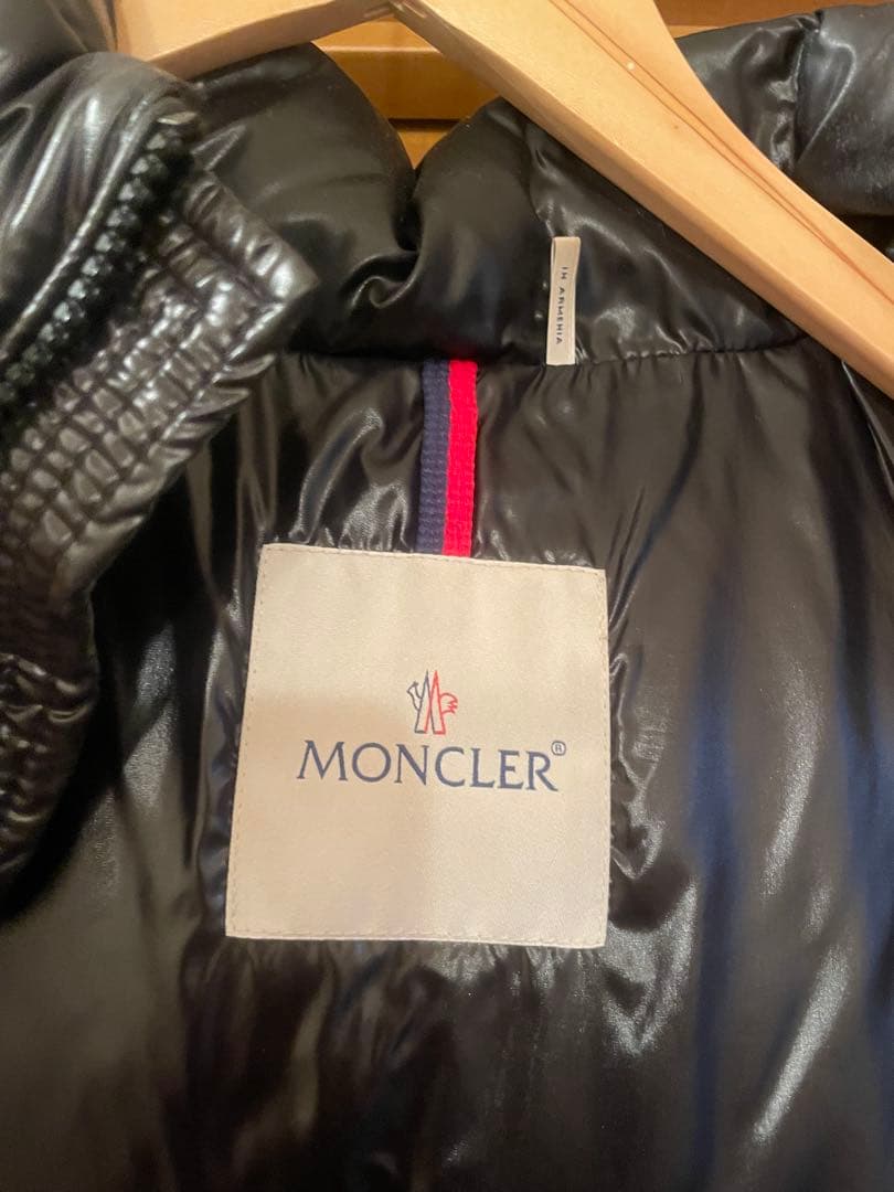 k　　MONCLER ブラック ダウンジャケット
