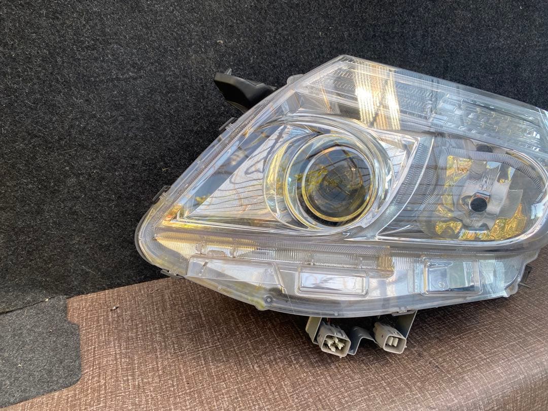 トヨタノア左ヘッドライト クリアレンズ 電灯なし