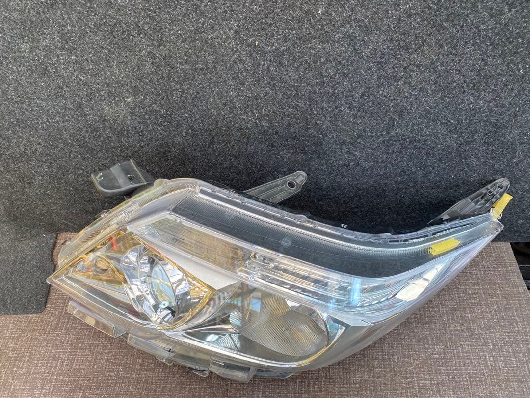 トヨタノア左ヘッドライト クリアレンズ 電灯なし