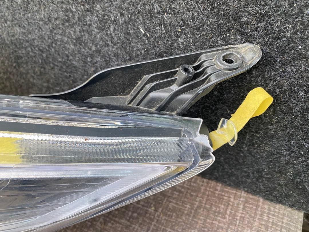 トヨタノア左ヘッドライト クリアレンズ 電灯なし