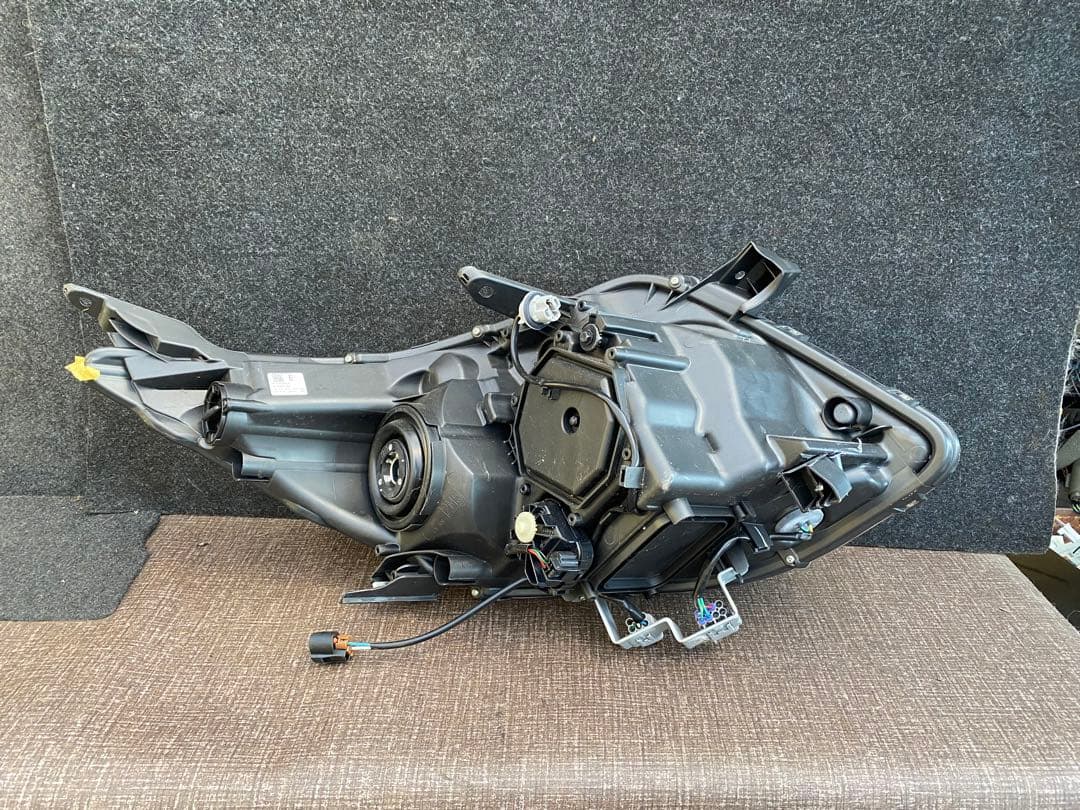 トヨタノア左ヘッドライト クリアレンズ 電灯なし