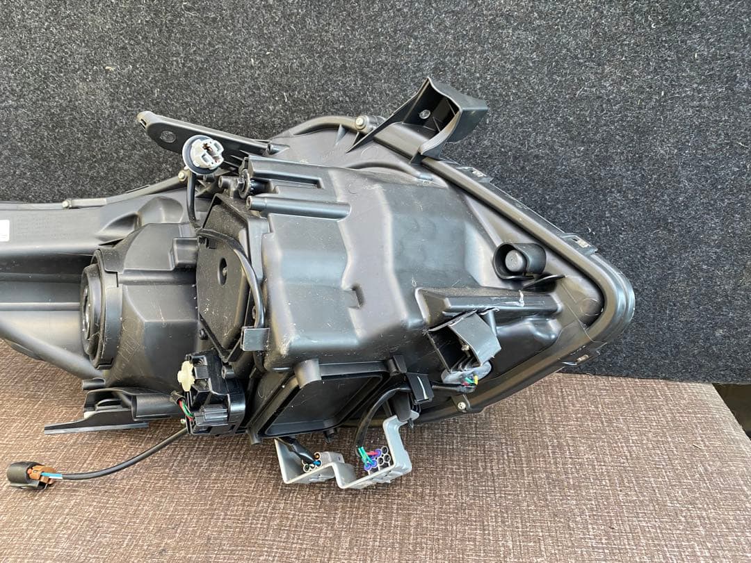 トヨタノア左ヘッドライト クリアレンズ 電灯なし