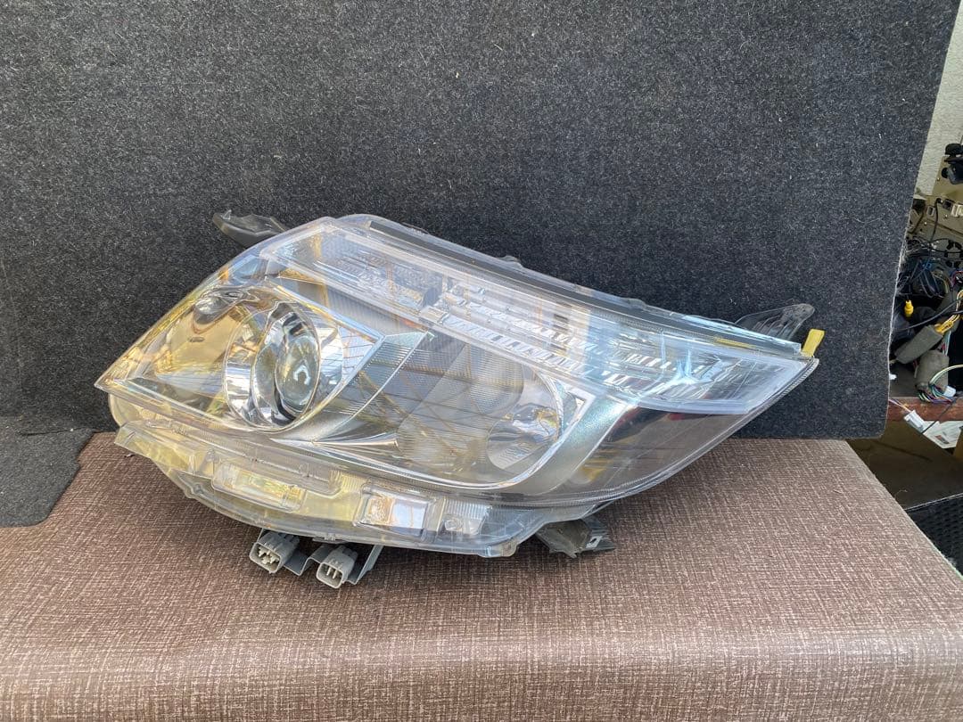 トヨタノア左ヘッドライト クリアレンズ 電灯なし