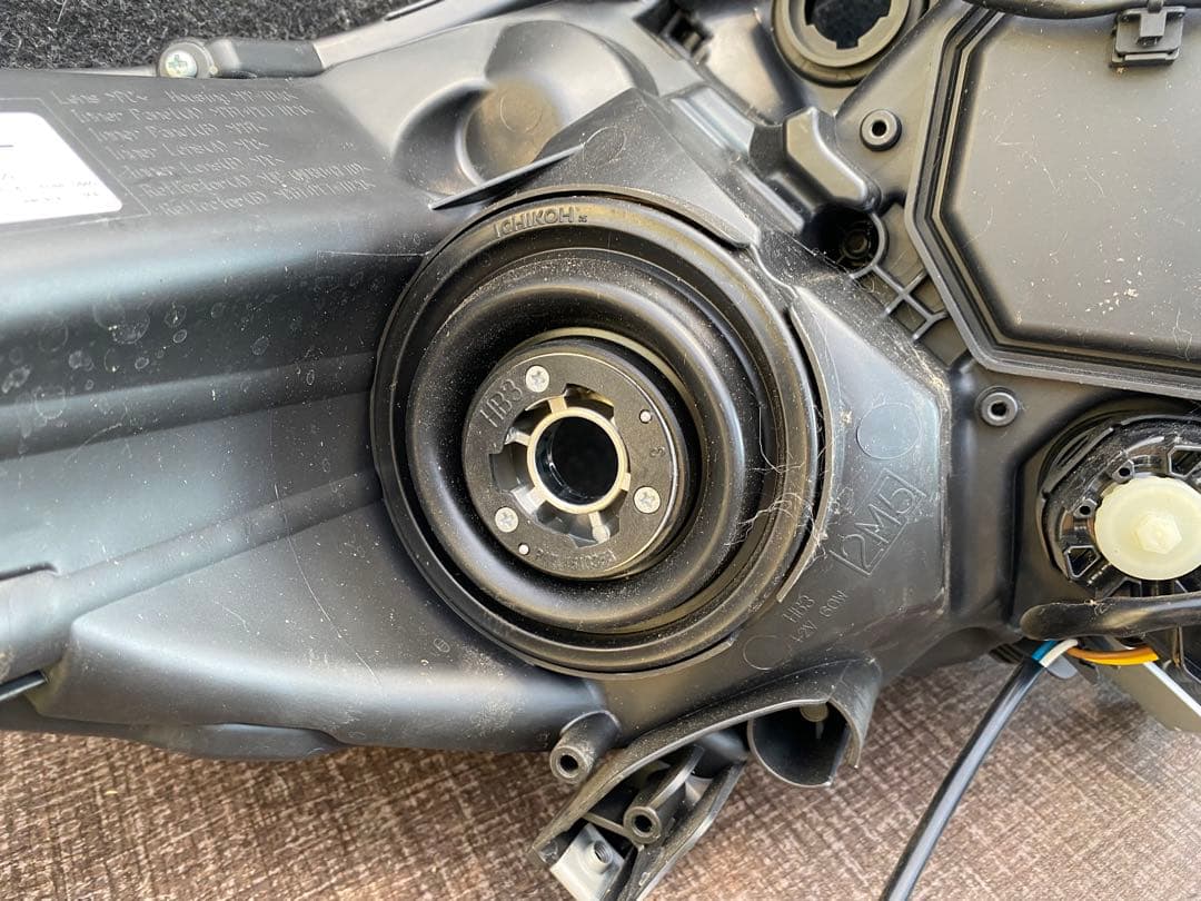 トヨタノア左ヘッドライト クリアレンズ 電灯なし