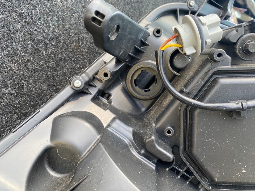 トヨタノア左ヘッドライト クリアレンズ 電灯なし