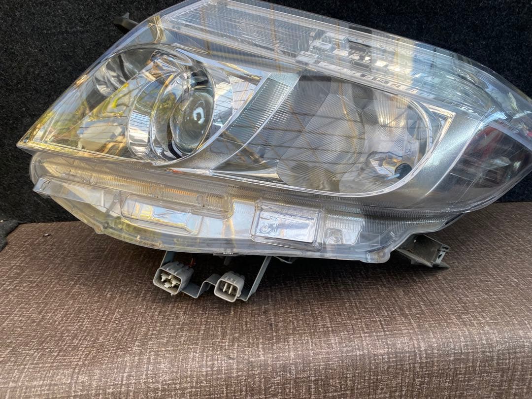 トヨタノア左ヘッドライト クリアレンズ 電灯なし