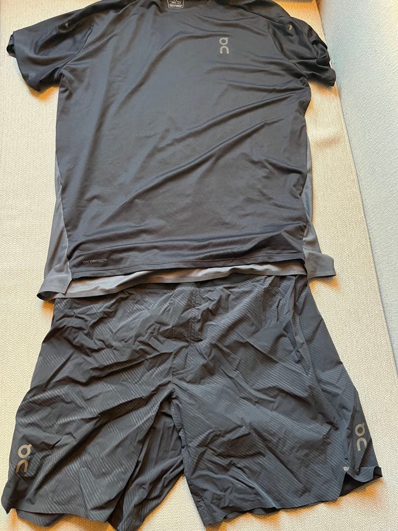 ON performance t ランニング　ウェア　上下　セット