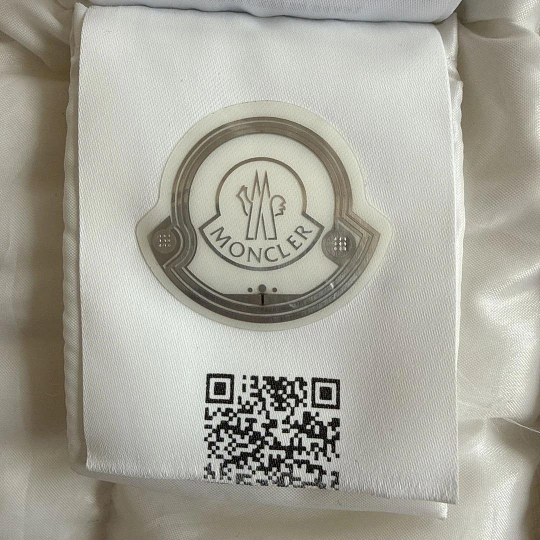 モンクレールダウンジャケット フード付き　8A