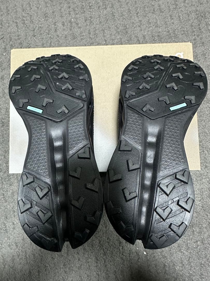 On 防水ランニングシューズ ブラックCloudsurfer Trail 2WP