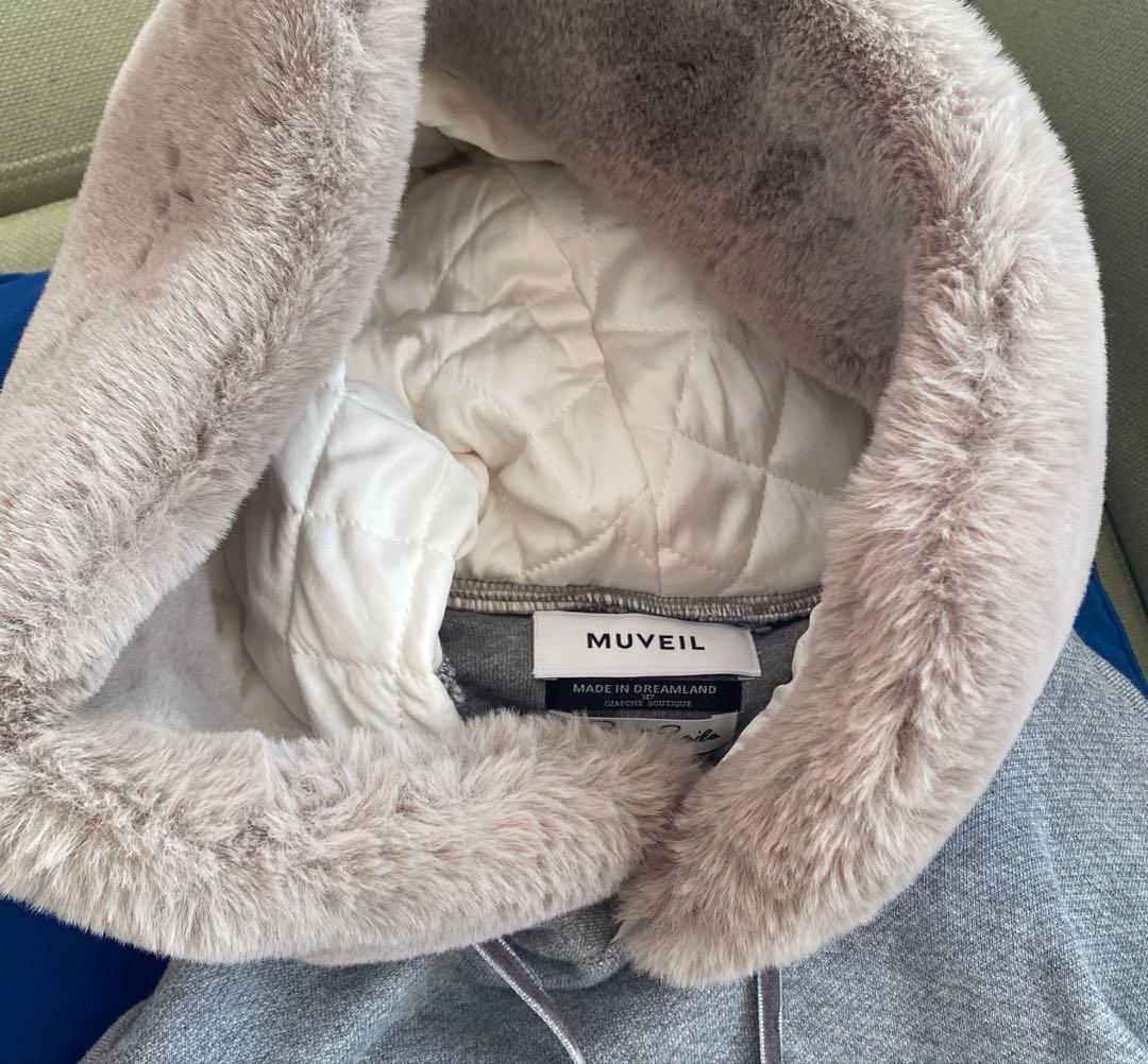MUVEIL ファー付きグレー パーカー