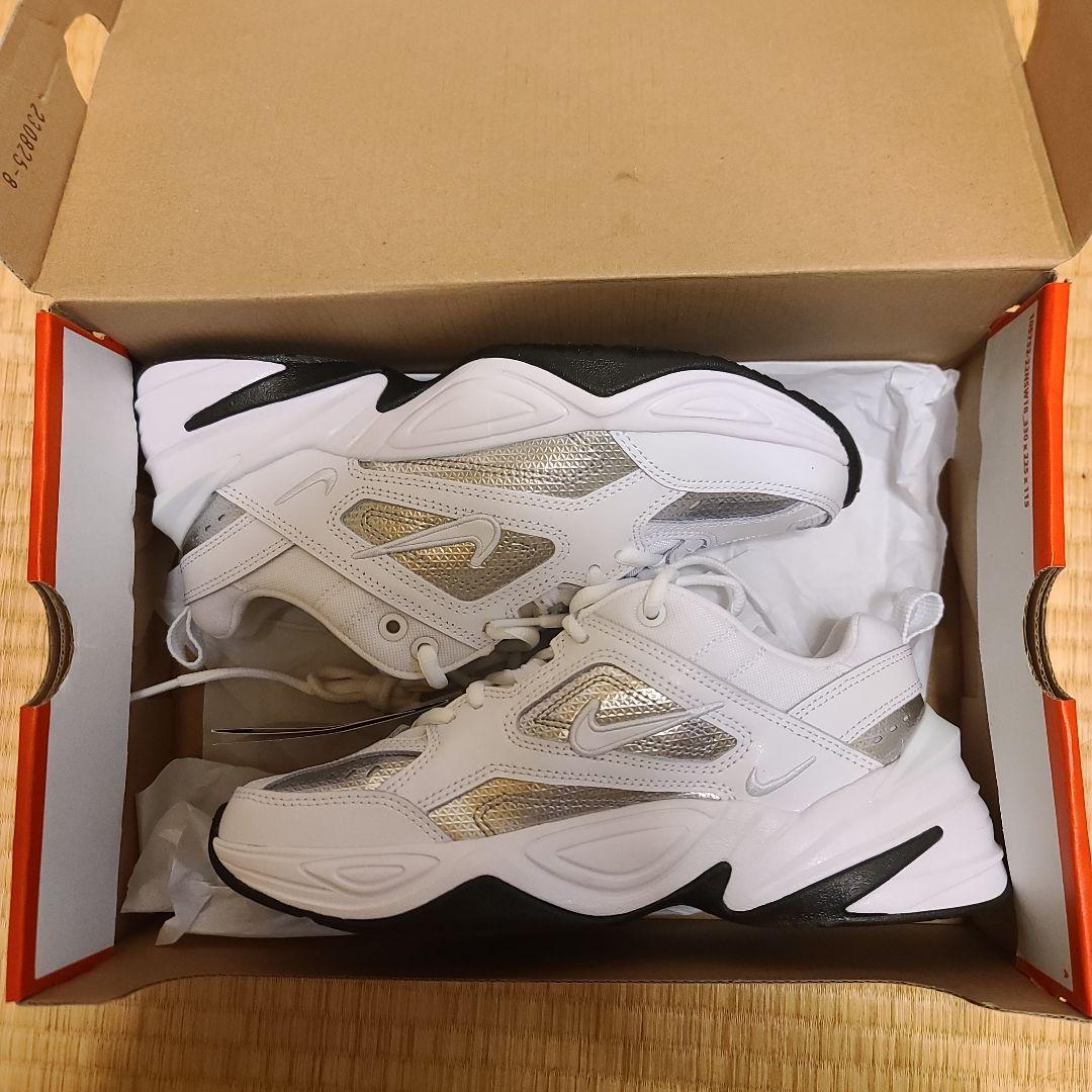 Nike M2K Tekno ESS 7.5 ホワイト/メタリックシルバー