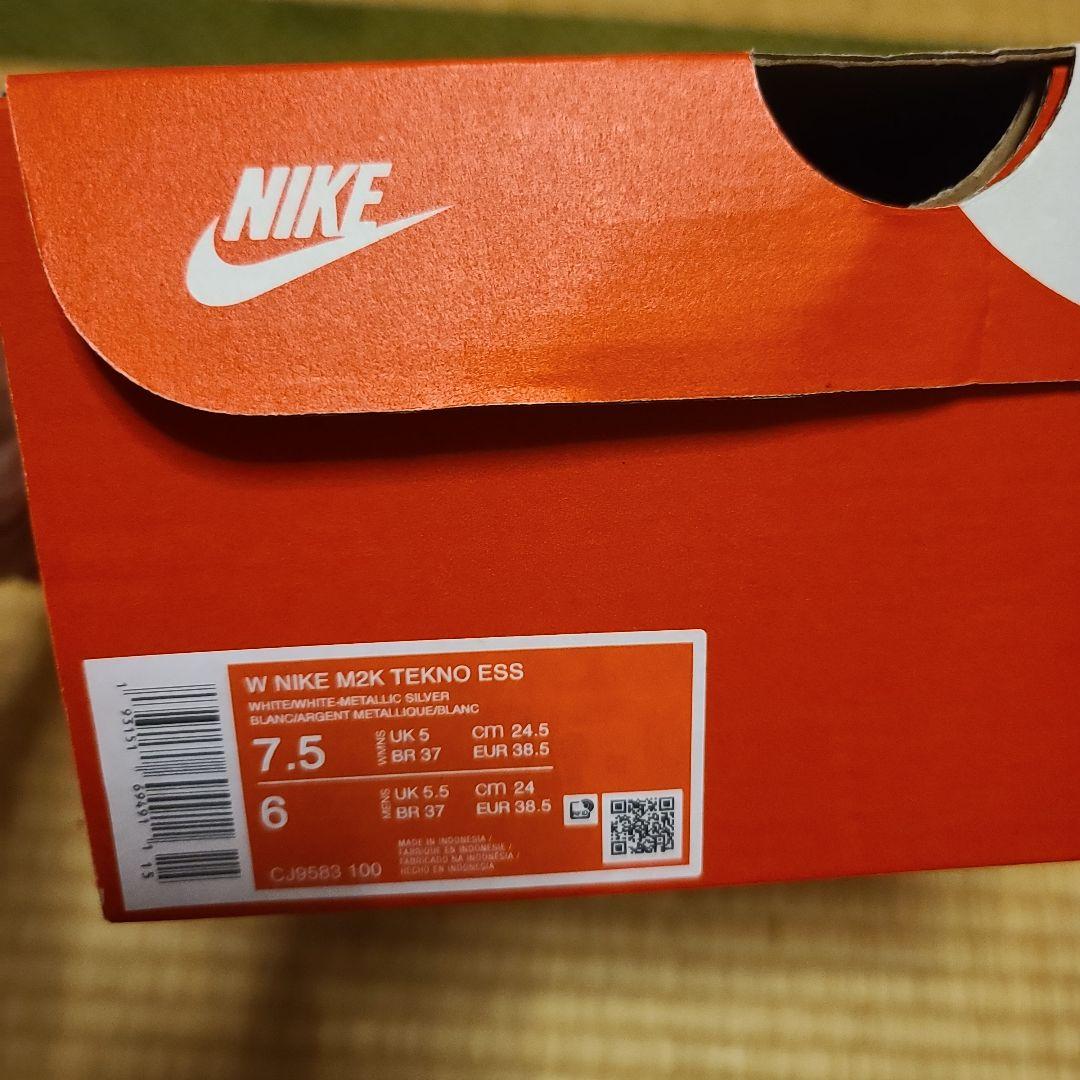 Nike M2K Tekno ESS 7.5 ホワイト/メタリックシルバー