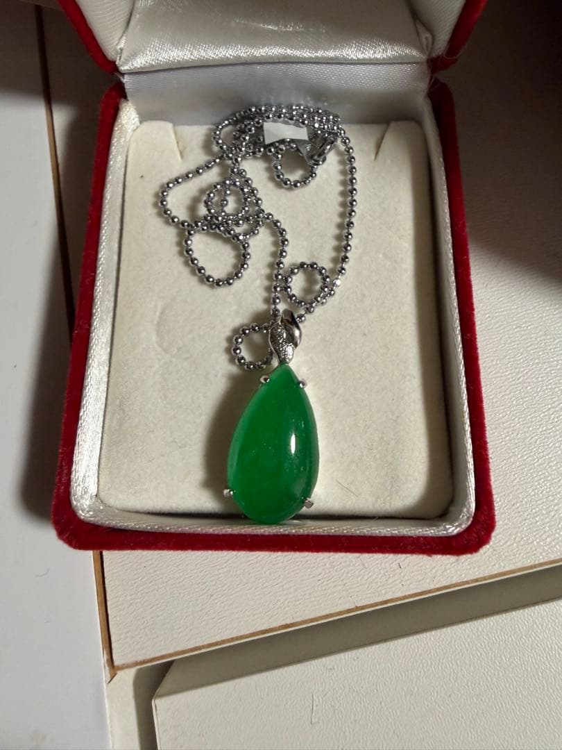 翡翠ペンダントネックレス