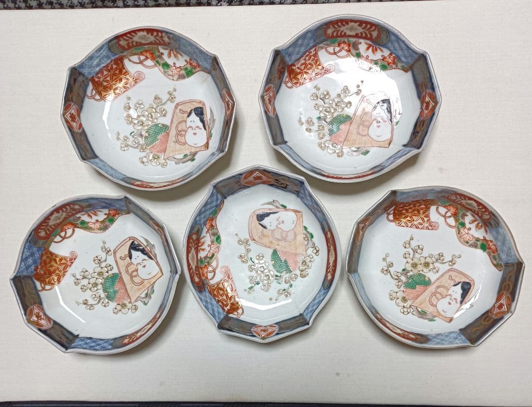 蔵出し変形稜花形色絵深皿(見込みに梅の花とおかめの箕)の５枚セット