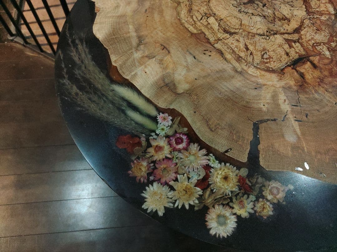 レジンとドライフラワーのローテーブル