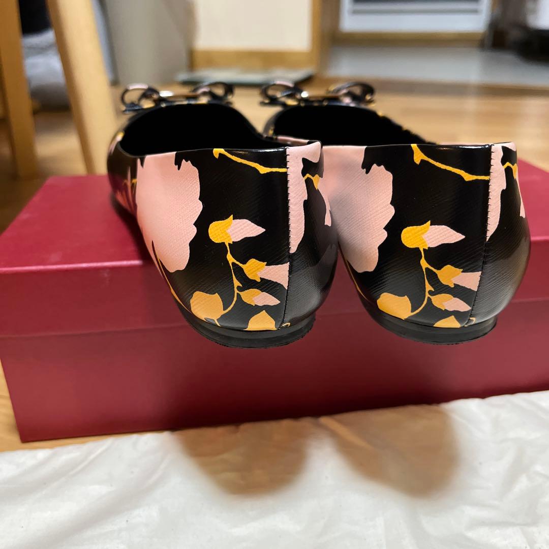 Salvatore Ferragamo フラットシューズ 黒/ピンク/花柄