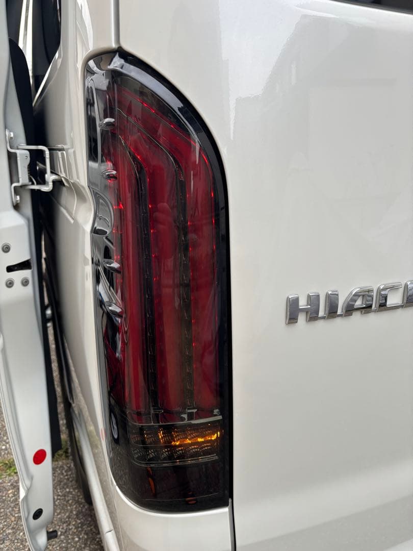 ハイエース　社外テールランプ