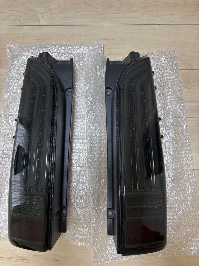 ハイエース　社外テールランプ