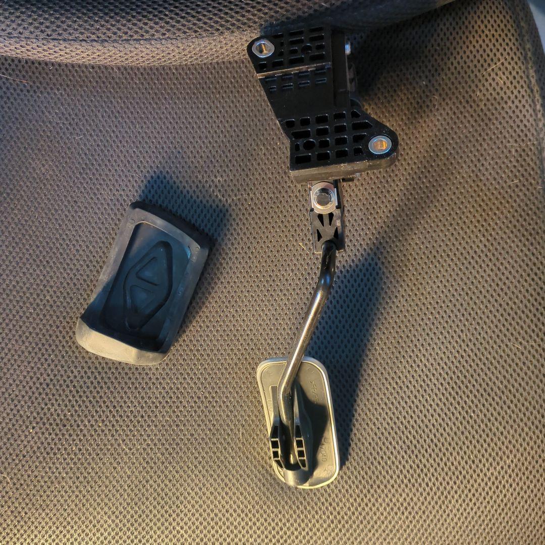 プリウスPHVGRスポーツ 純正アクセルペダル＆アルミブレーキペダルパット2点