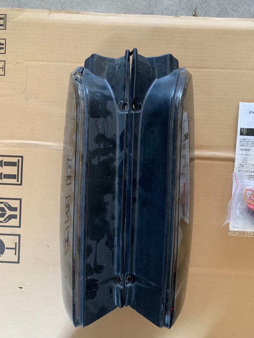 ハイエース ヴァレンティ Valenti 左右セット テールランプ スモーク