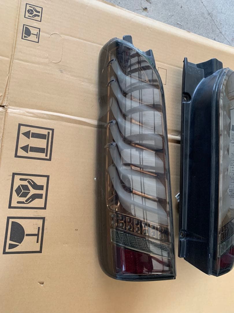 ハイエース ヴァレンティ Valenti 左右セット テールランプ スモーク