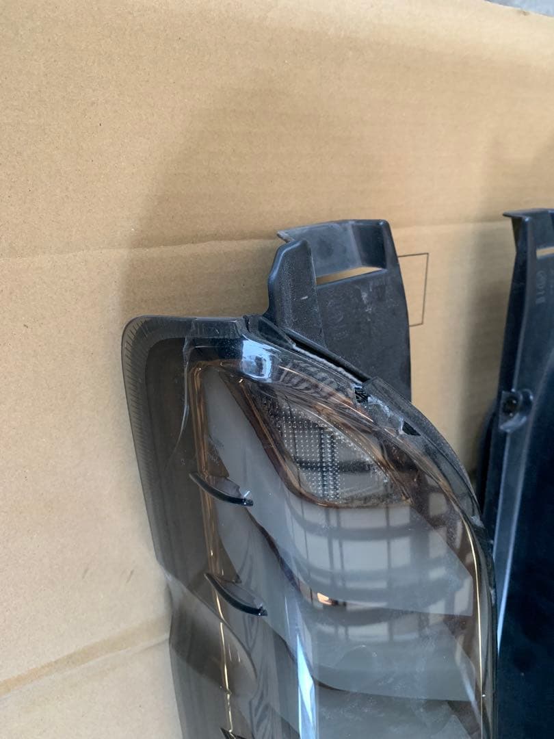 ハイエース ヴァレンティ Valenti 左右セット テールランプ スモーク