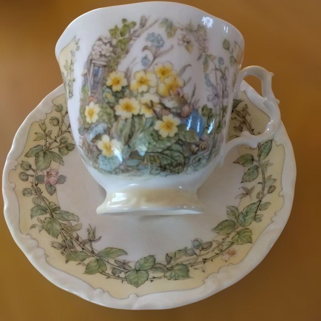 新品　ロイヤルドルトン ブランベリー ヘッジ 　カップソーサー4客 プレート２枚