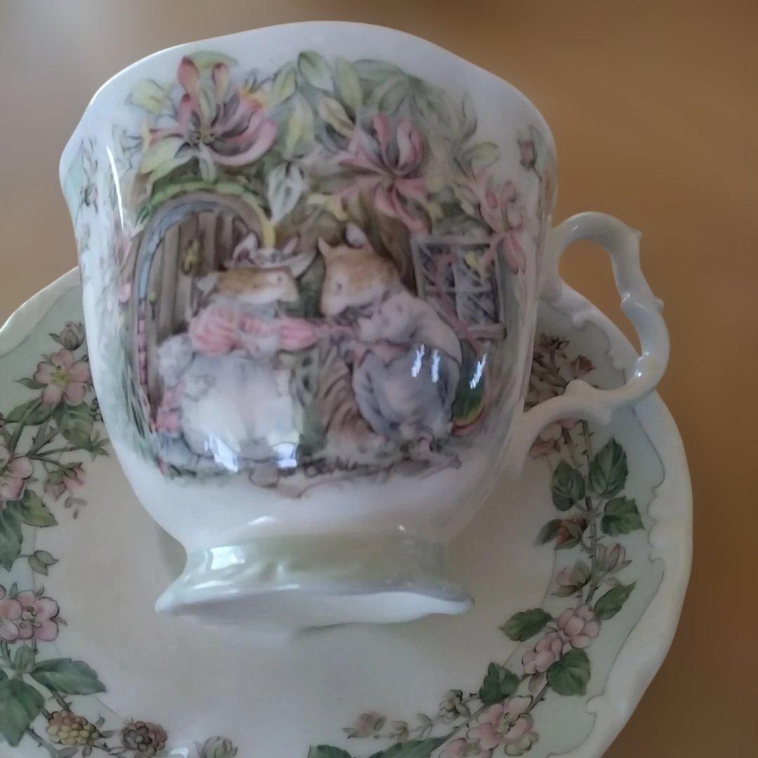 新品　ロイヤルドルトン ブランベリー ヘッジ 　カップソーサー4客 プレート２枚