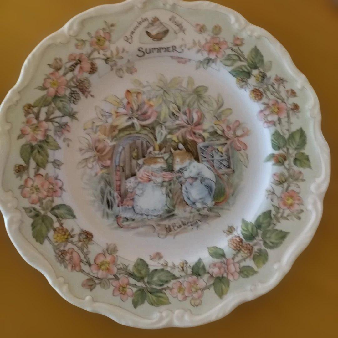 新品　ロイヤルドルトン ブランベリー ヘッジ 　カップソーサー4客 プレート２枚