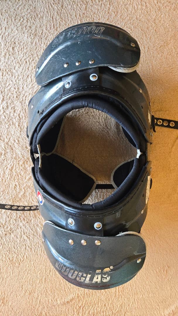 Douglas ショルダーパッド ブラック