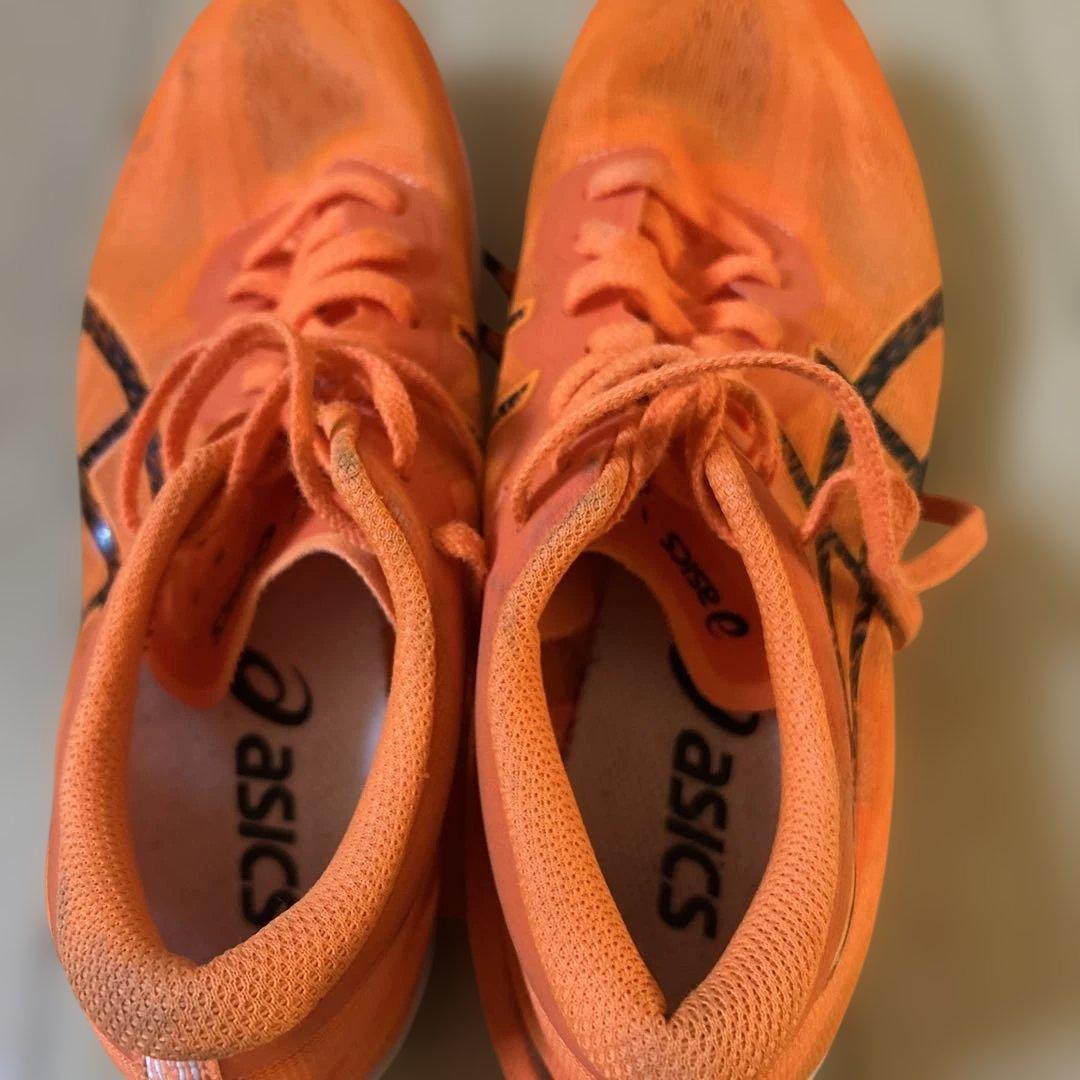 ASICS SORT THE MAGIC 6 オレンジスパイクシューズ