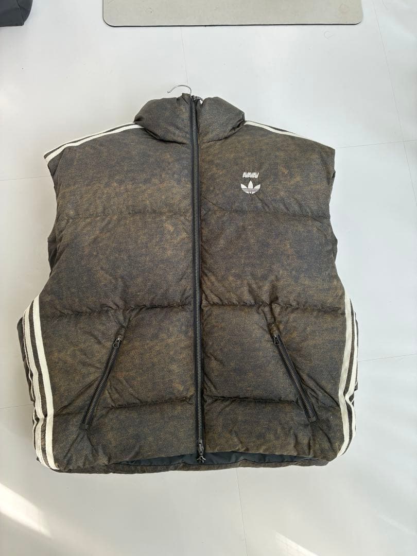 adidas avavav ダウンベスト ダークブラウン