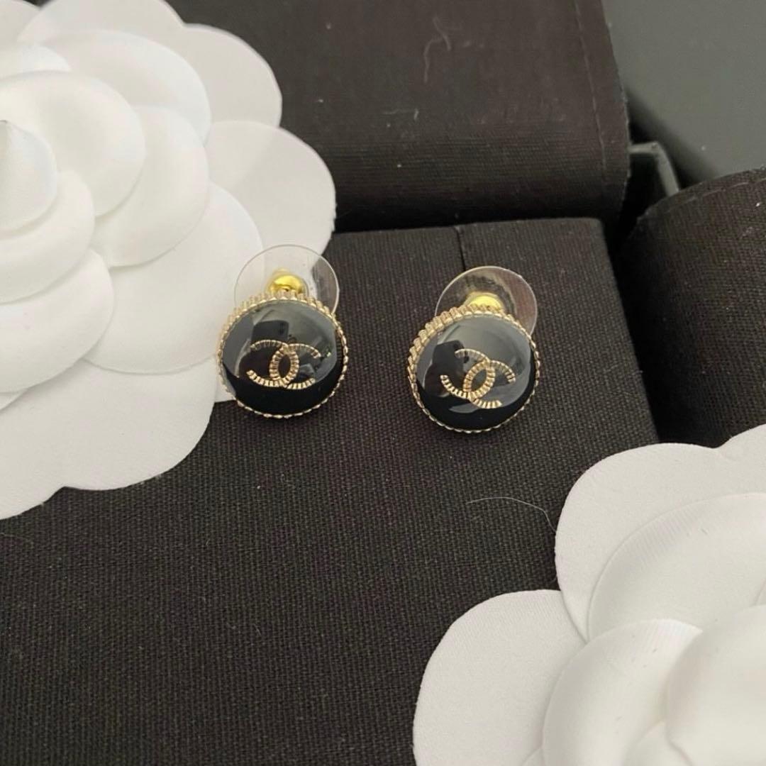 CHANEL ブラック ゴールド ピアス シャネル