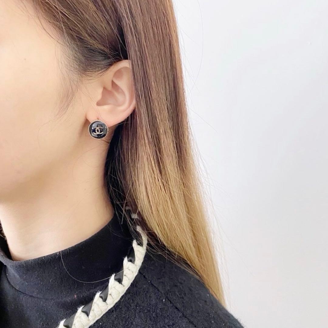 CHANEL ブラック ゴールド ピアス シャネル