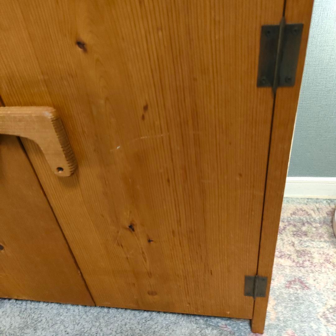 木製 キャビネット 無垢材 ナチュラル家具 回転ラッチ付き カントリー風 収納棚