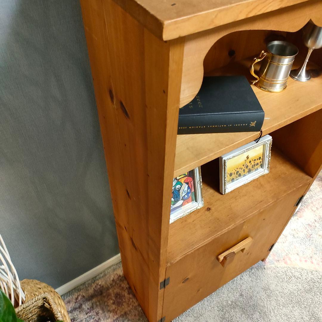 木製 キャビネット 無垢材 ナチュラル家具 回転ラッチ付き カントリー風 収納棚