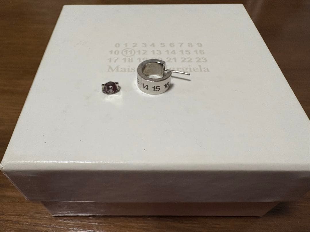 メゾンマルジェラ シルバー ポリッシュ シングル ピアス