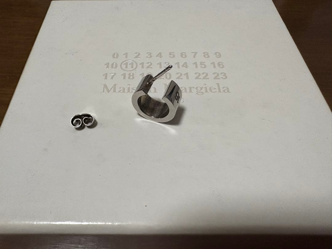 メゾンマルジェラ シルバー ポリッシュ シングル ピアス