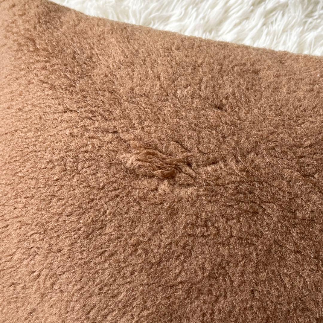 マックスマーラ　クッション　M字ロゴ　刺繍　モノグラム　ブラウン　茶色　キャメル