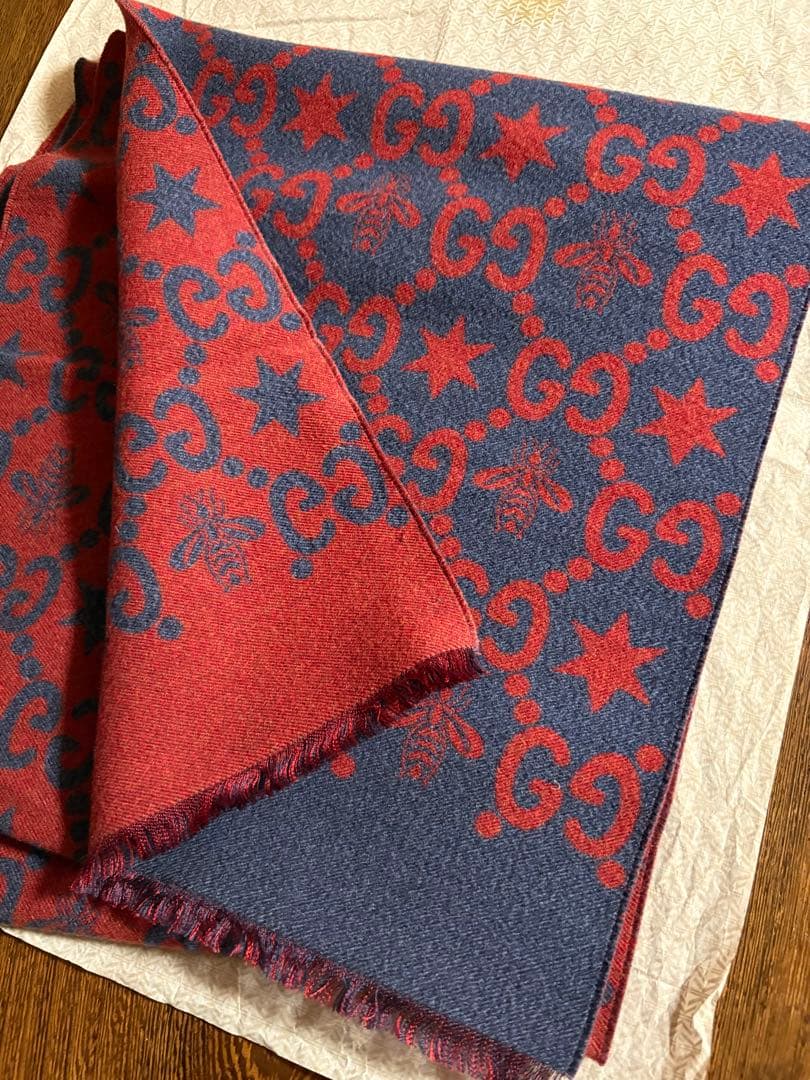 Gucci 大判マフラー 赤と青 星と蜂模様・美品