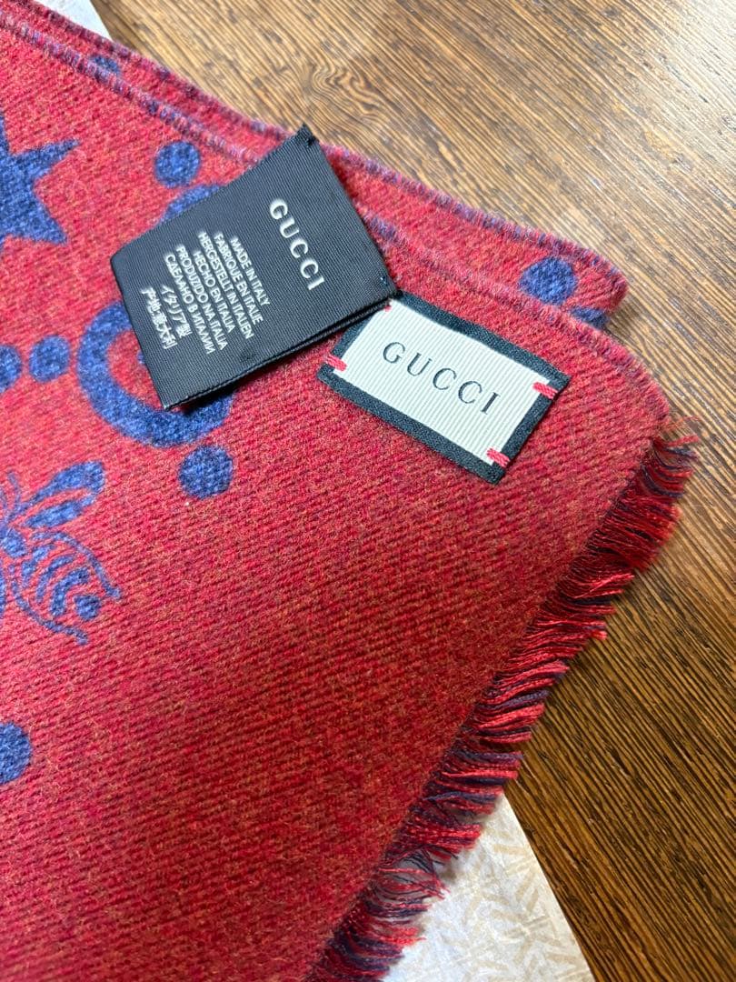 Gucci 大判マフラー 赤と青 星と蜂模様・美品