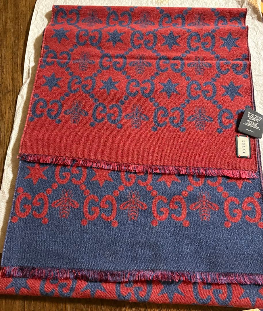 Gucci 大判マフラー 赤と青 星と蜂模様・美品