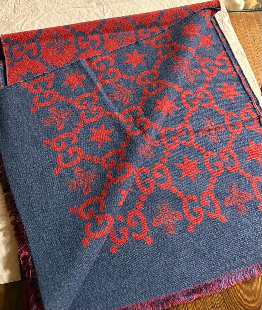 Gucci 大判マフラー 赤と青 星と蜂模様・美品