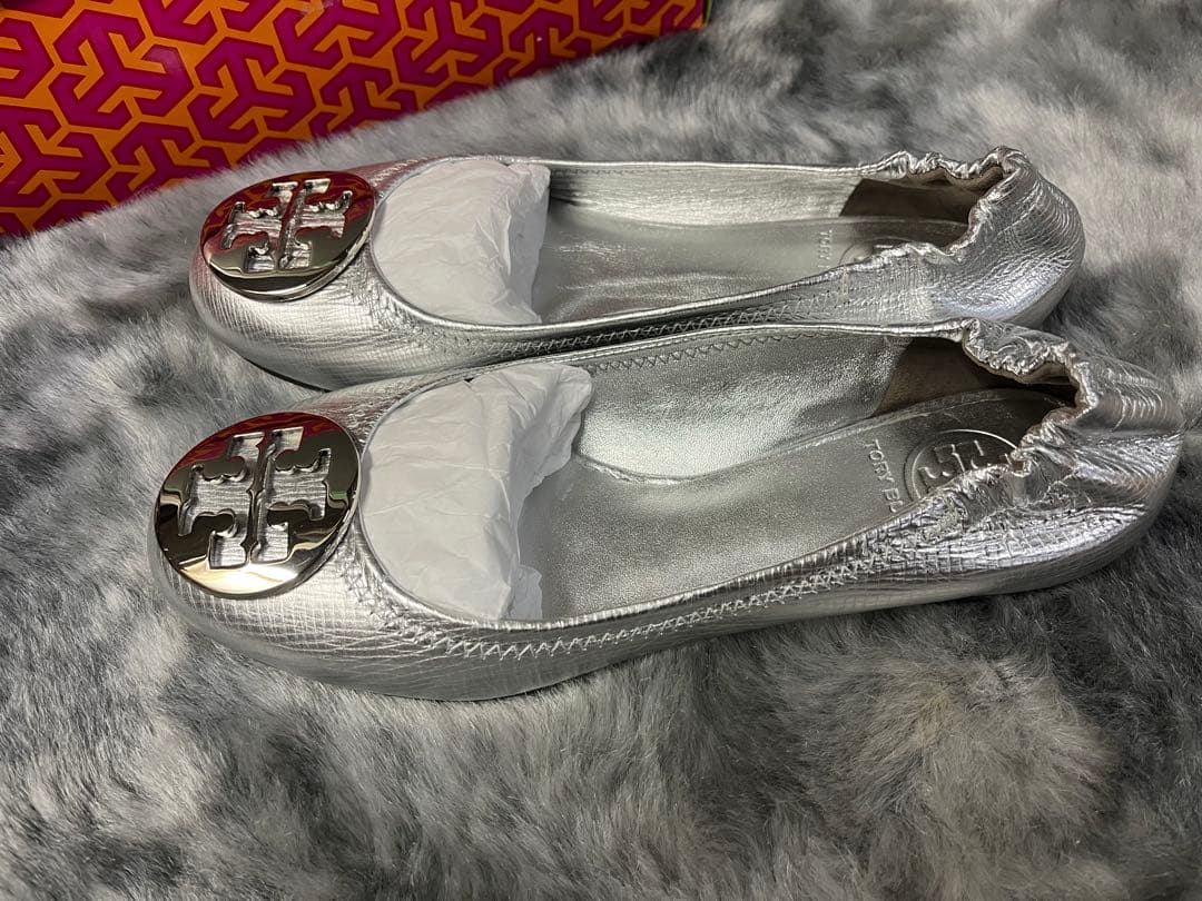⓶トリーバーチ　Tory Burch シルバー フラットシューズ　23.5㌢