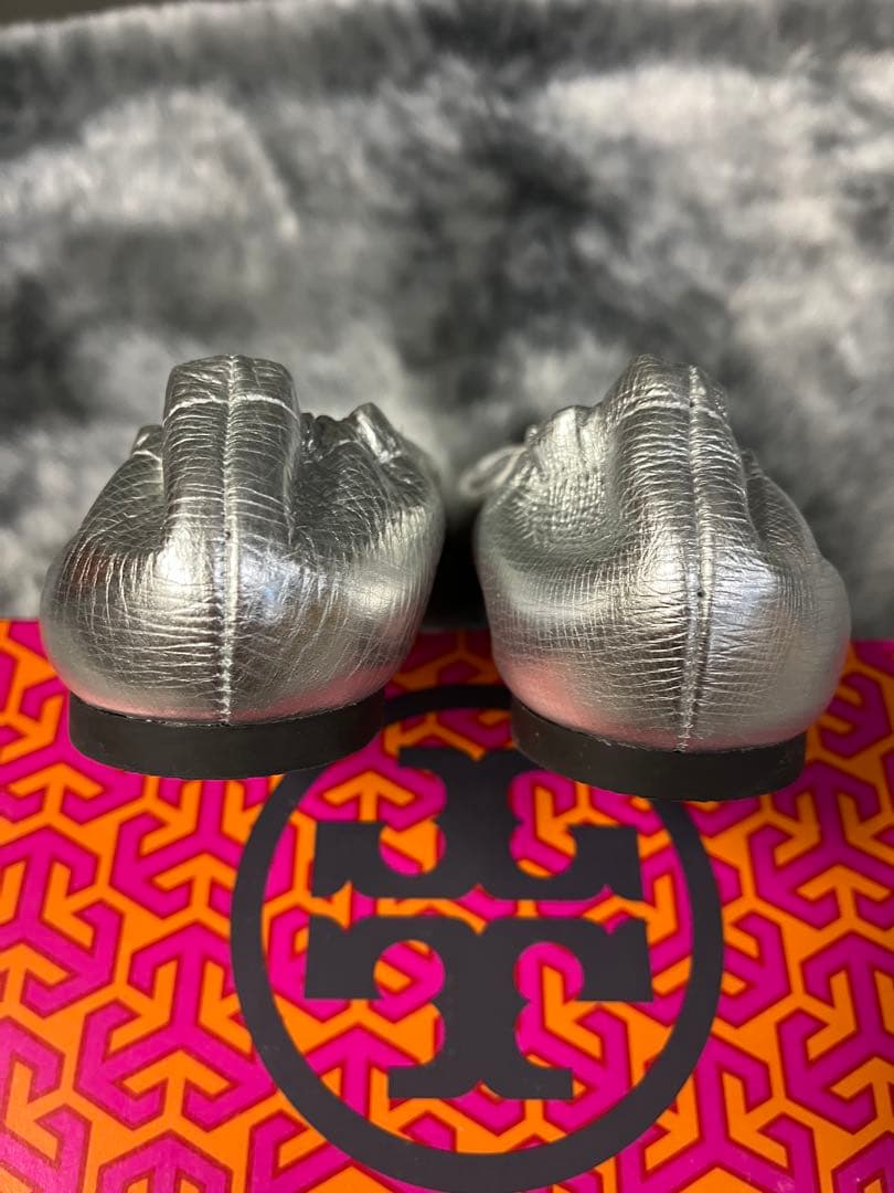 ⓶トリーバーチ　Tory Burch シルバー フラットシューズ　23.5㌢